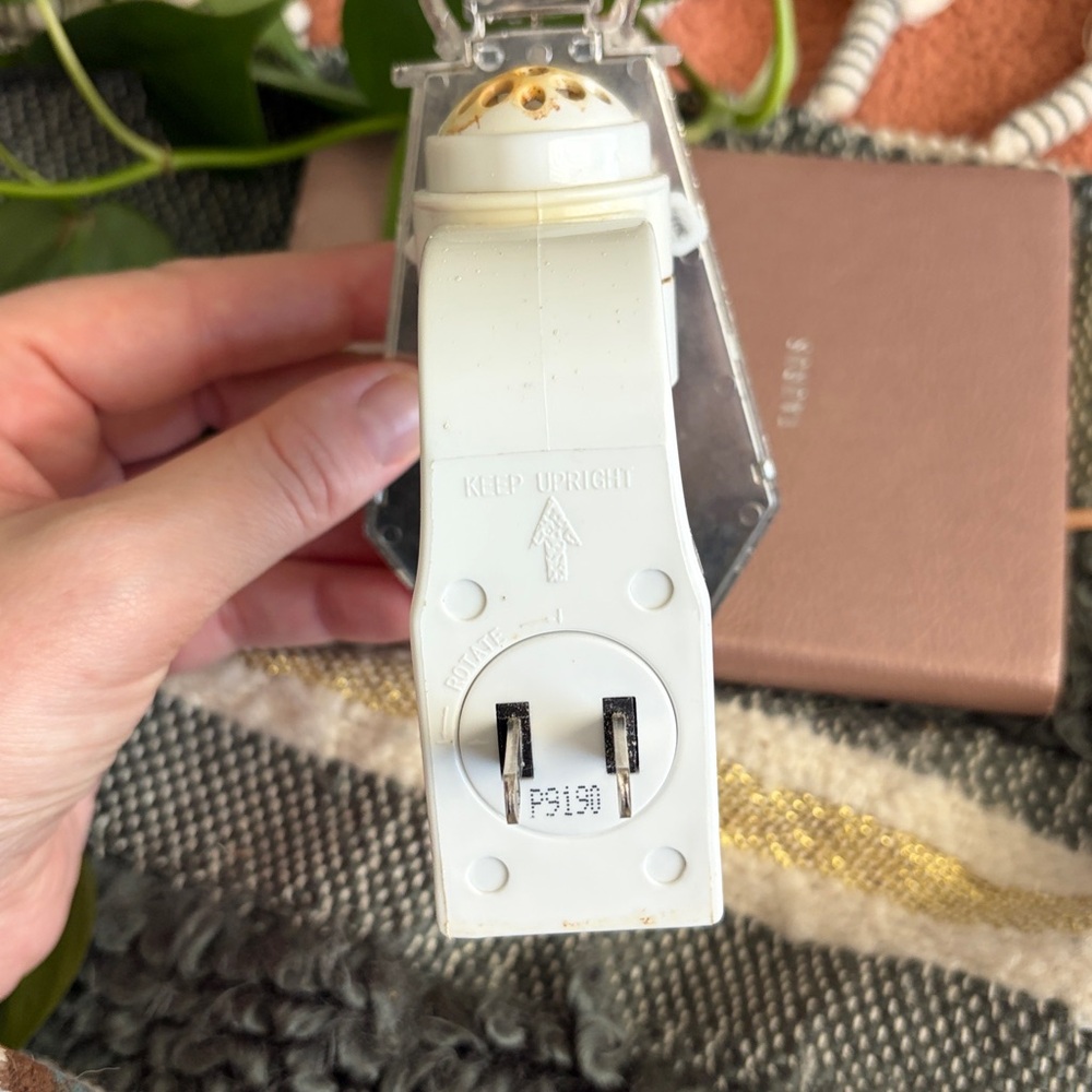Bath & Body Works Gold White Geometric Lantern Wallflower Plug In - Picture 6 of 8